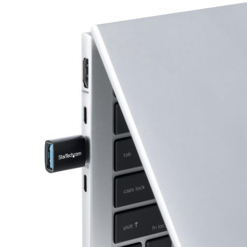 USB-C-USB-A変換アダプター　ブラック　1個 全体が見えるように整然と配置されたアダプター、周囲に少しの陰影がある。