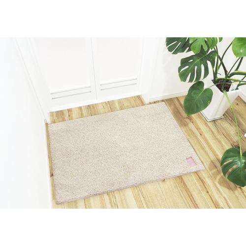 ひとひらバスマット60X90cm　落葉/ベージュ　落葉 柔らかなベージュのマットが床に敷かれ、落葉の模様が鮮やかに目を引く状態。