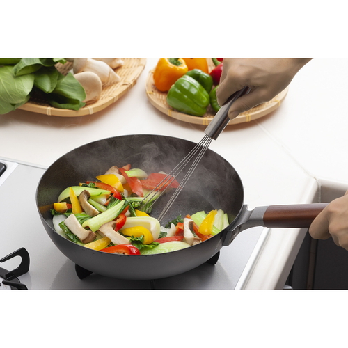 ターナー　Mamacook　ママクック　かきまぜてターナー　ステンレス製 先端が平らで光沢のあるステンレス製の調理器具が横向きに置かれている様子