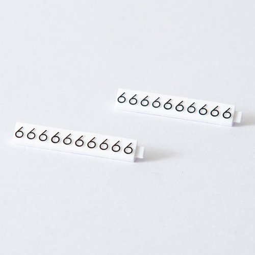 陳列備品 ニュープライスキューブ補充M用(20粒) 白/黒 6 友屋 白と黒の小さな立方体が整然と並べられた状態