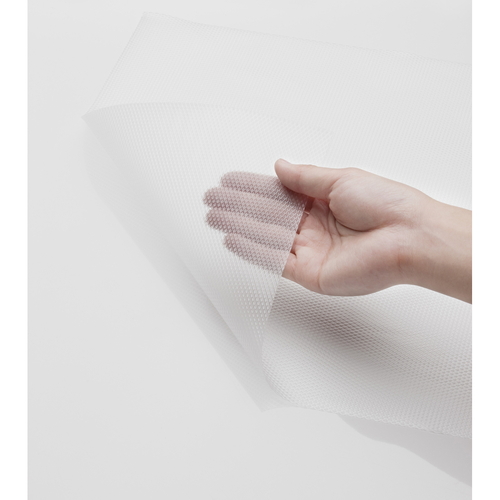 防虫シート　システムキッチン用防虫シート　45×180cm 透明な防虫シートが巻かれた状態で、キッチンの設置面に沿って曲がっている様子