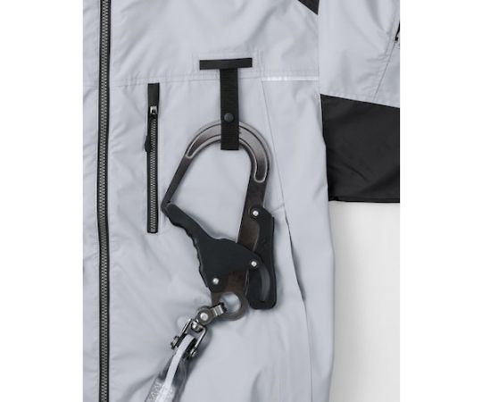 遮熱フルハーネス® シルバー 4L 全体が銀色で、しっかりした生地感が見えるフルハーネスの着用状態