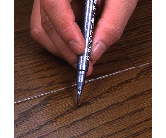 住まいのマニキュアブリスターパック単色　マホガニー　1.5cc パッケージの側面が正面を向き、色の濃淡がはっきりした状態