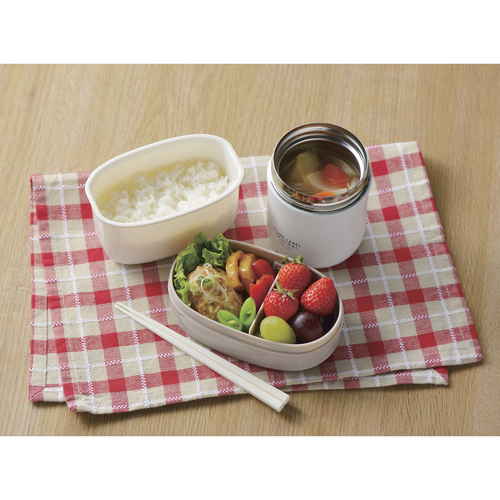 弁当箱　保温　丼　560ml　保温弁当箱　セット　バッグ　箸付き　ホームレーベル　スリムランチジャー　ホワイト 表面が滑らかなホワイトの容器と付属の箸が並べられた状態