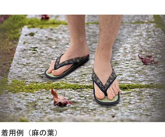 和柄たたみ草履　雪駄タイプ　紳士用　井げた 和柄のデザインが施された横向きの草履、底部は平らで穏やかな曲線を描いている。