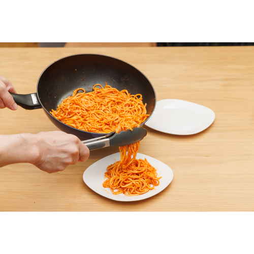 軽量IHダイヤフライパン28cm深型 深型の frying pan がテーブルの上で輝いている状態