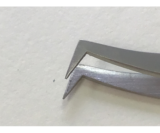 特殊ピンセット　先端曲がり　115mm 先端が優雅に曲がったピンセットが手に持たれている様子